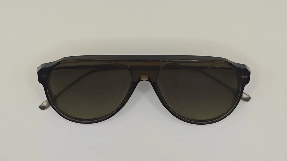 Lunettes de soleil à la vue, monture acétate foncée, verres teintés bruns